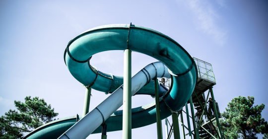 Parques acuáticos y salud dental tobogán
