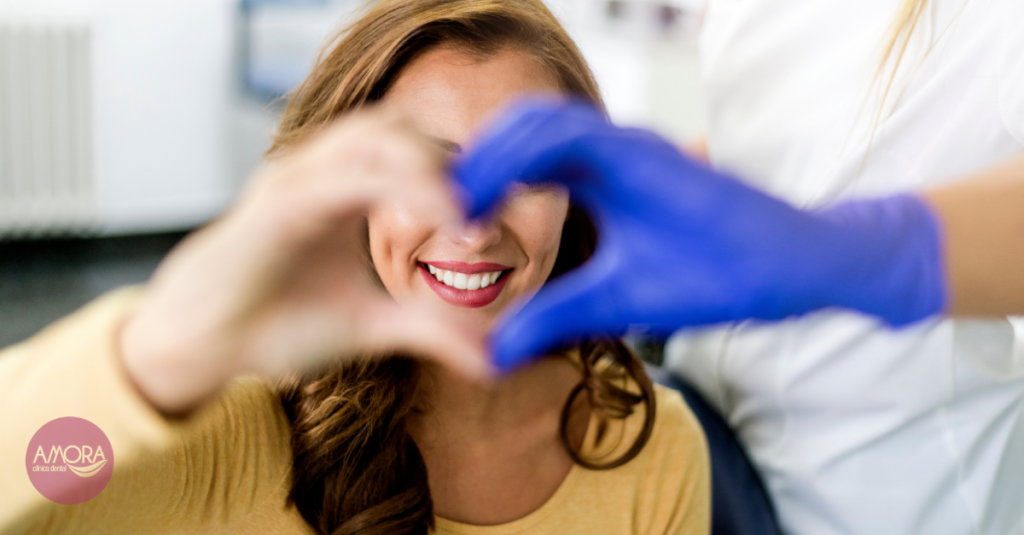 dentista y paciente satisfechos