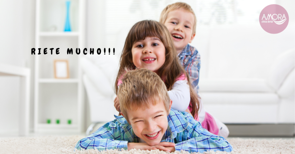riete mucho, niños felices sonríen